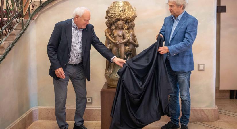 Kivételesen értékes, történelmi jelentőségű Zsolnay óriásvázát hoztak vissza Magyarországra