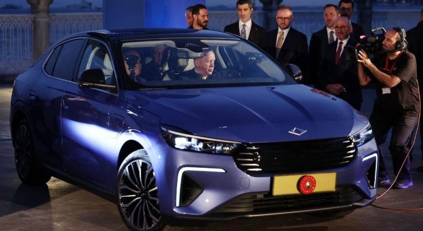 A semmiből született egy új autóipari nagyhatalom: senki se gondolta volna, az ő elektromos autója verheti meg a kínaiakat – a T10F már nagyon közel jár Magyarországhoz