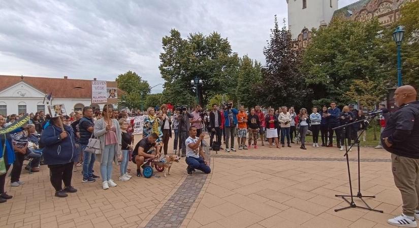 Betelt a pohár, utcára vonultak az állatkínzók ellen Kiskunfélegyházán – fotók