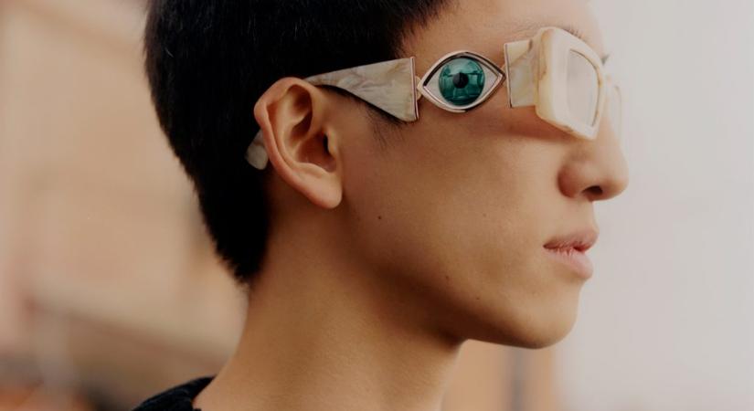 Extravagáns napszemüvegeket tervezett a spanyol művész