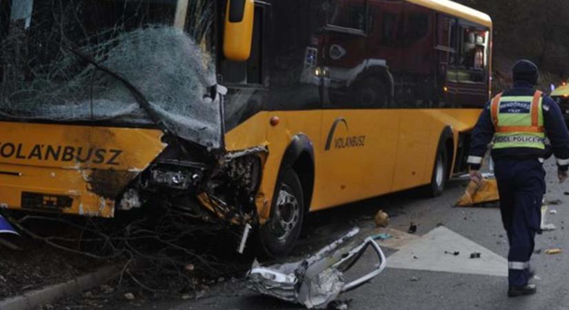 Belerohant a buszba: halálos baleset Gödöllőnél