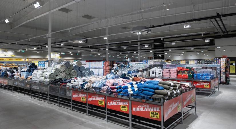 Hihetetlen leárazás! Holnap 5 forintért viheti a ruhákat, cipőket egy hazai áruházláncból
