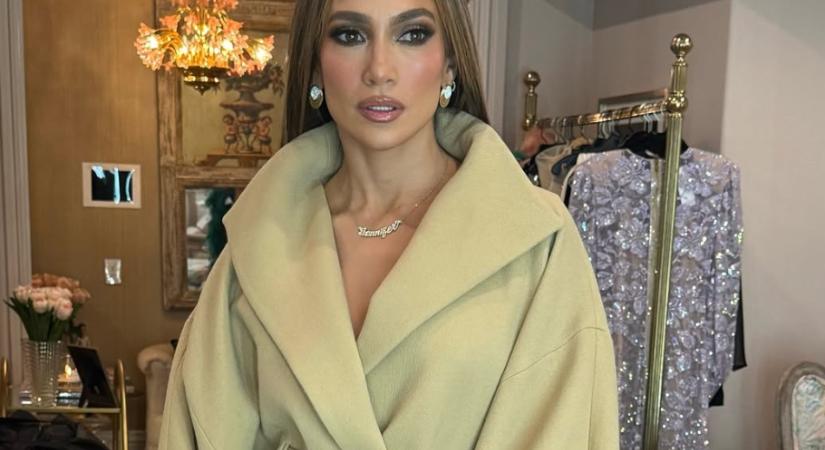 Ennél őszibb nem is lehetne: Jennifer Lopez bordóbarna körmeit akarja most mindenki