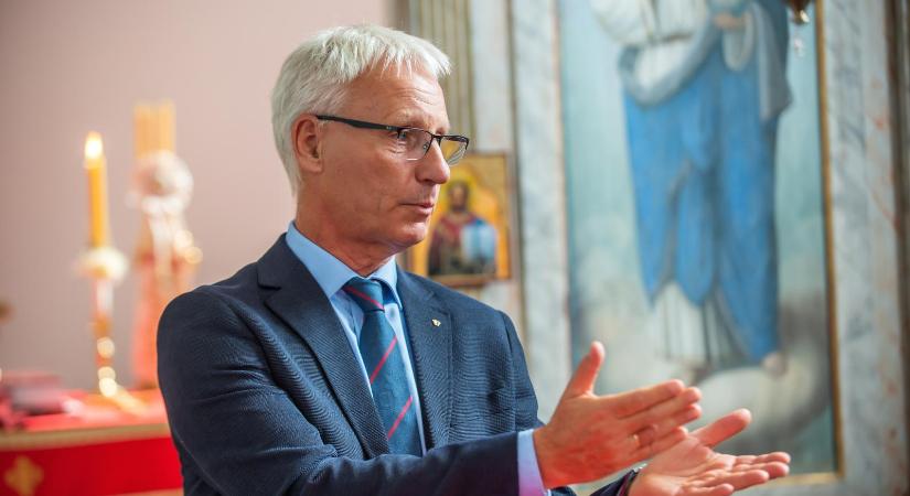 „Csak” - Ezt válaszolta a Miniszterelnökség államtitkárának felesége, miért vették meg budajenői házuk utcájának egy részét az önkormányzattól
