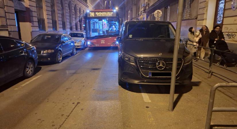 Rendbontás Budapesten: az autósok visszafoglaltak egy utcát