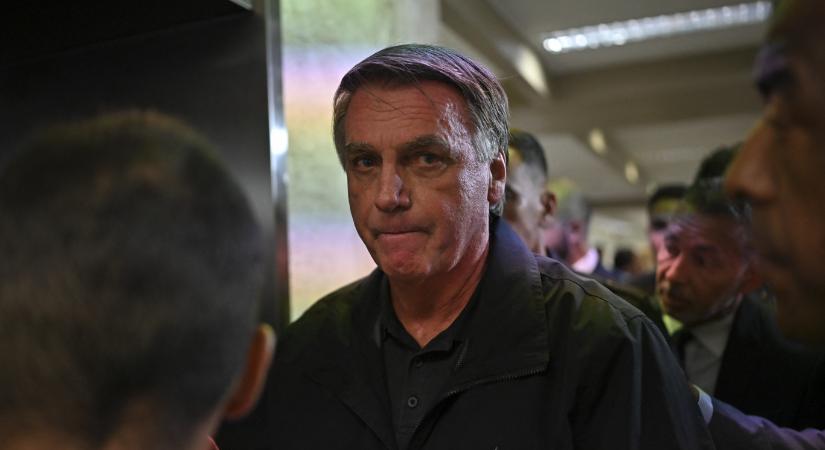 Kórházba szállították Jair Bolsonarót