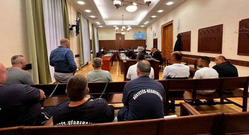 Hagyták meghalni - láncra verték a halálfurgon embercsempészeit