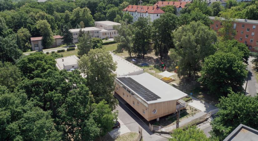 Heterogén illeszkedés  Az Óvárosi bölcsőde bővítése Tatabányán
