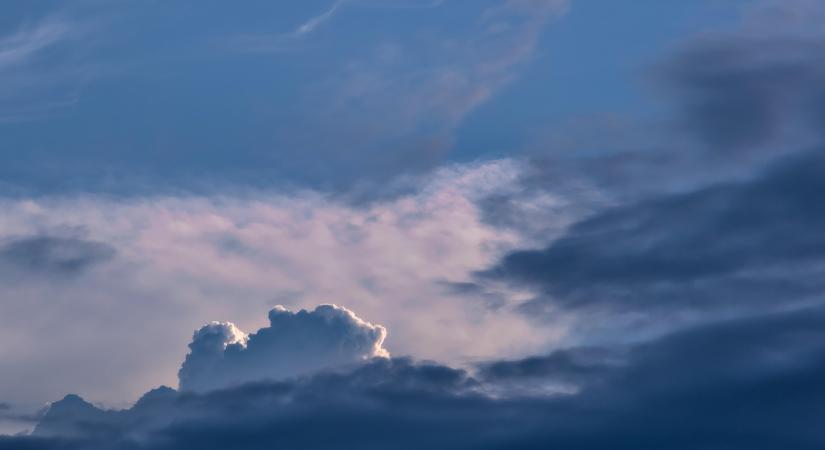 Napos idő várható gomolyfelhőkkel, északkeleten záporokkal