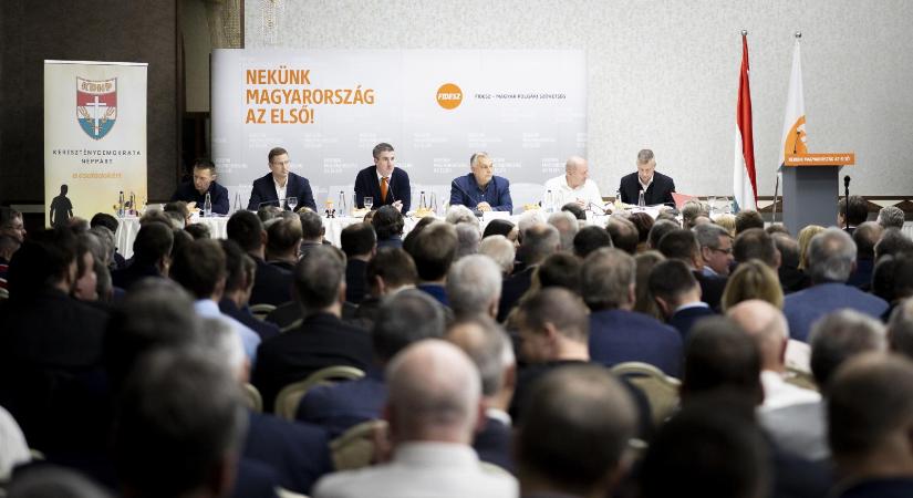 Kihelyezett frakcióülést tart a Fidesz Balatonfüreden, Orbán Viktor zárt körben is beszélni akar az övéivel