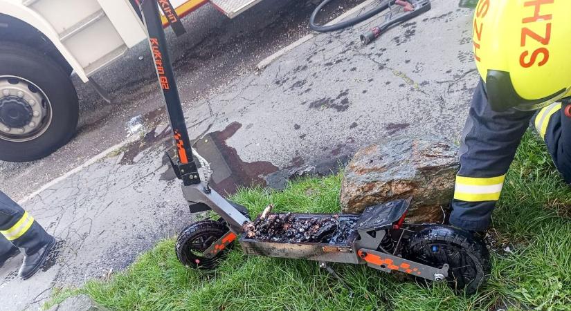 Kigyulladt egy elektromos roller Szombathelyen, tűzoltók, mentők vonultak - fotók