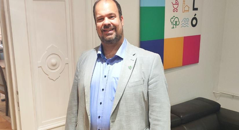 Nem csak a DK, a Momentum új elnöke sem ért egyet Magyar Péterrel – fontos az új választójogi törvény