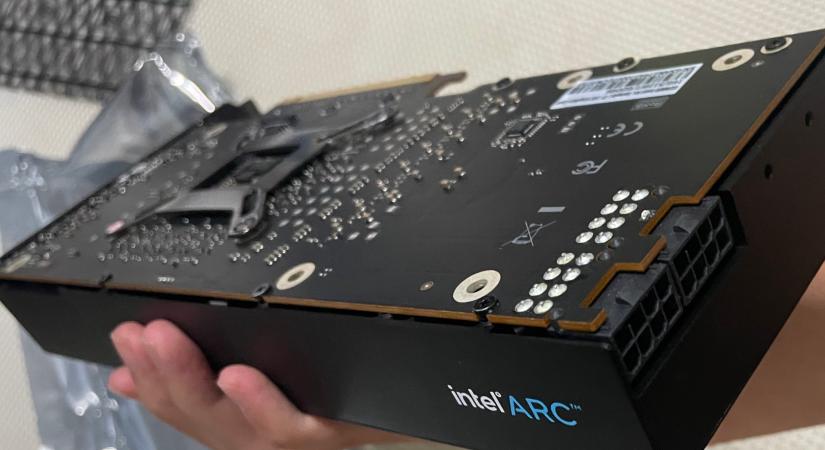 Előkerült egy Intel Arc A750-es videokártya prototípusa – 16 GB-nyi memóriával és 512-bites memória-adatsínnel
