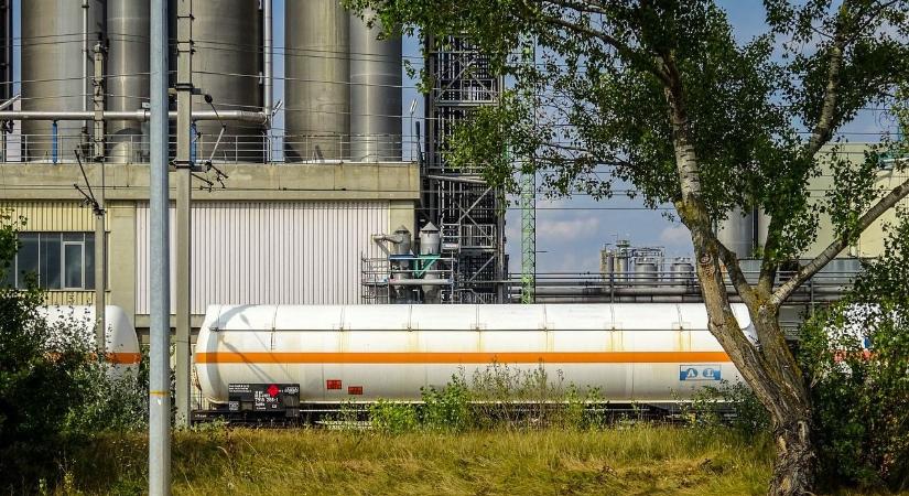 Rejtély Százhalombattán: órákon át bolyongott egy férfi a Duna Finomító területén – vizsgálatot indított a MOL