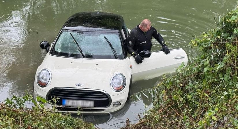 Elmerült egy autó a Sebes-Körösben, súlyos sérüléseket szenvedett a sofőr