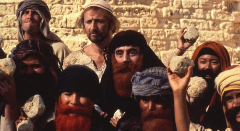 „A legocsmányabb lopás, amit ebben az ügyben megtettek” – Monty Python-jelenettel támadja a Tiszát a NEM