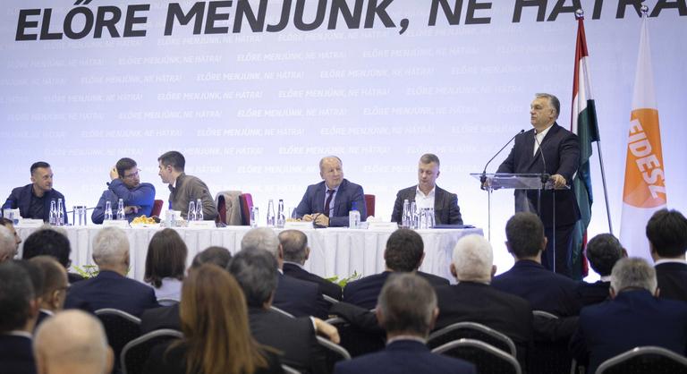 Két napra elvonulnak a kormánypártok, zárt körben beszél Orbán Viktor