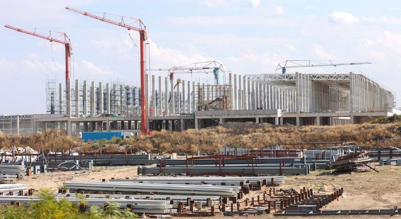 A BYD-t egyre jobban szorítja a határidő, így áll most az építkezés – galériával