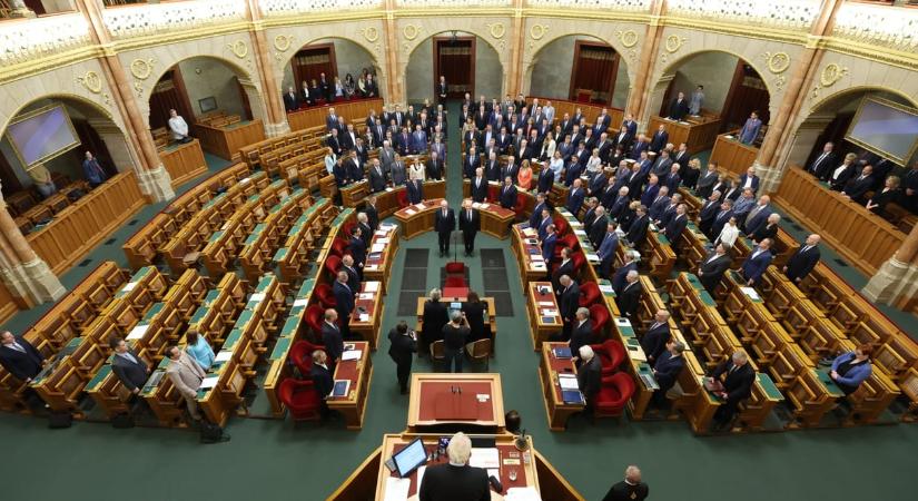 Ombudsman-választással és mentelmi jogok felfüggesztésével kezd a Parlament őszi ülésszaka