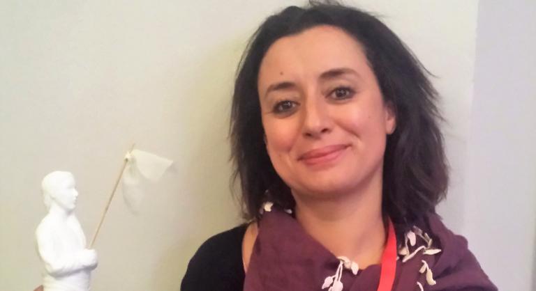 „Allah leszbikus” feliratú póló miatt másfél év börtönbüntetést kapott egy marokkói feminista
