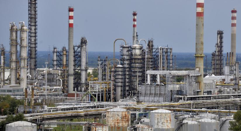 Belső vizsgálatot indított a MOL, miután egy férfi órákon át bolyongott a százhalombattai Dunai Finomító területén