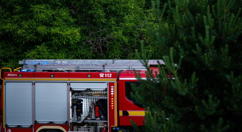 Szikrázott és füstölt egy roller egy szombathelyi lakásban, tűzoltók mentek a helyszínre