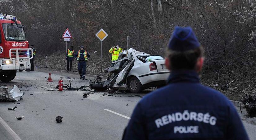 Brutális baleset Gödöllőnél: egy ember meghalt, 17-en megsérültek