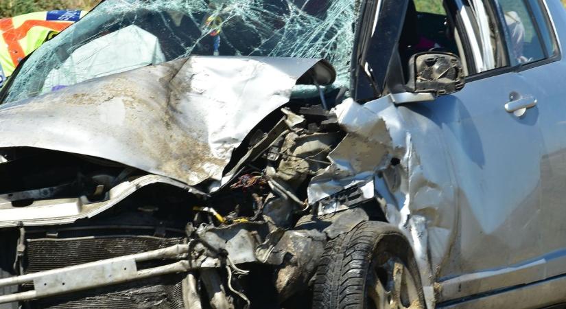 Súlyos baleset történt Jászberénynél, feszítővágóval mentették ki a sérülteket