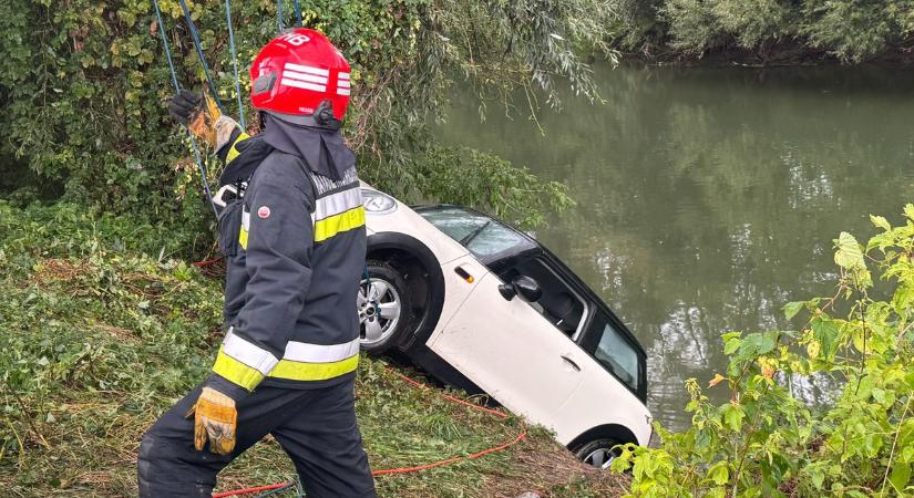 Egy idős nőt emeltek ki a tűzoltók a Sebes-Körösben elmerült autóból Komádinál – fotókkal, videóval