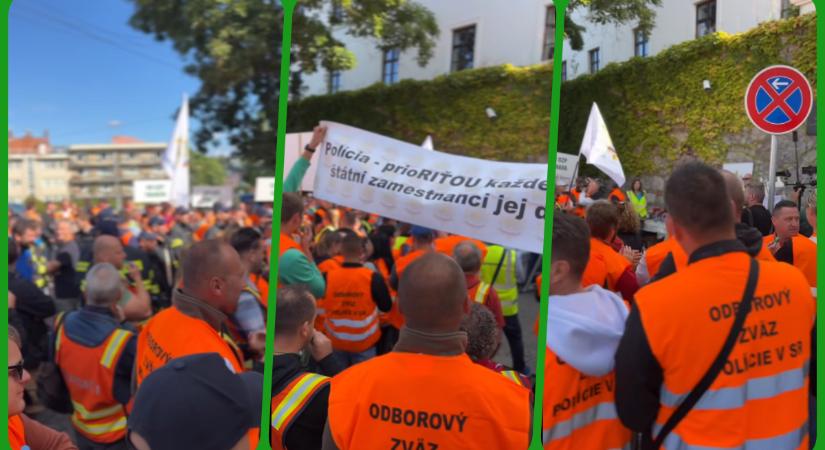 A parlament előtt tiltakoznak a szlovák rendőrök és tűzoltók, a belügyminiszter nem érti miért