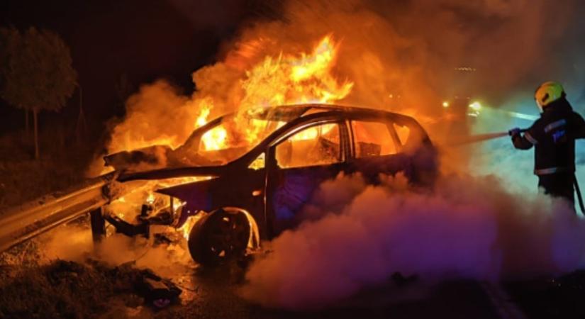 Teljesen kiégett egy autó, amely kamionnak majd szalagkorlátnak csapódott az M43-as autópályán – képek