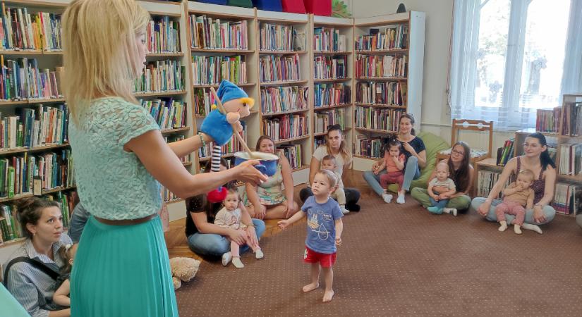 Elkerekedett a vásárhelyi babák szeme a Kerekítő Manó láttán