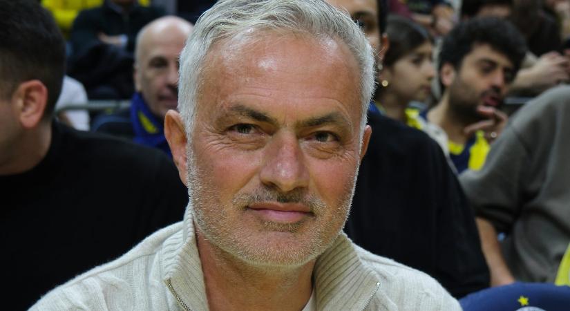 Óriási visszatérés, sztárcsapat kispadjára ül le José Mourinho