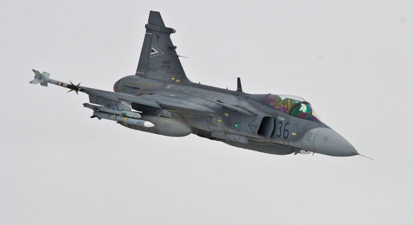 Exkluzív felvételek: így néz ki egy Gripen-küldetés a felhők felett