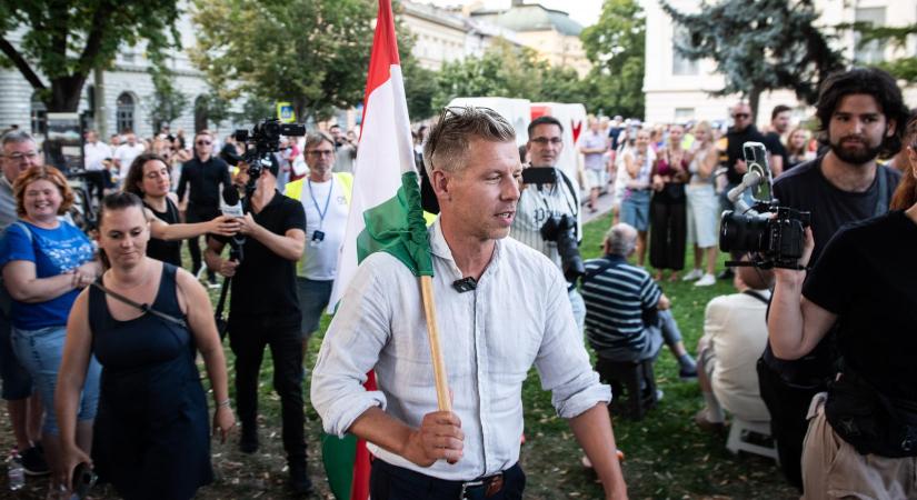 Magyar Péter: Lőtt sérüléssel hozták haza Szalay-Bobrovniczky Kristóf egyik testőrét Ankarából, azonnali tájékoztatást és magyarázatot követelünk