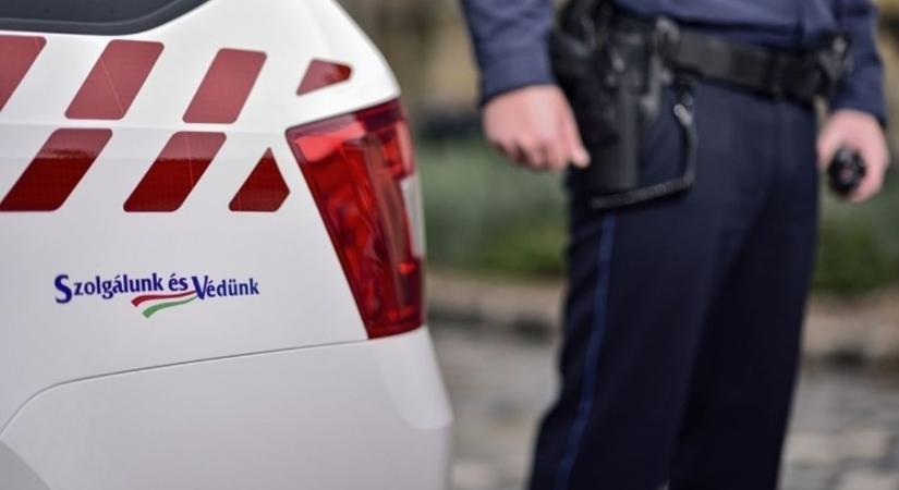 Rendőrökre támadt egy család a Balatonnál