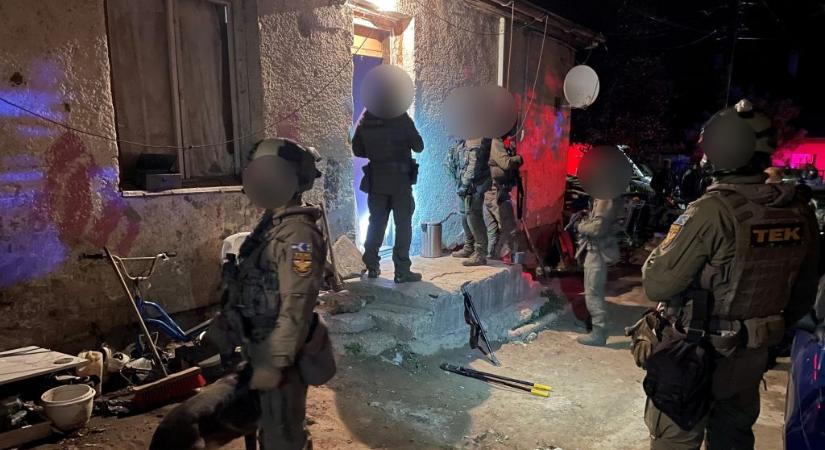 Élő adásban közvetítette egy siófoki család, hogy rátámadnak a fiukat előállítani akaró rendőrökre