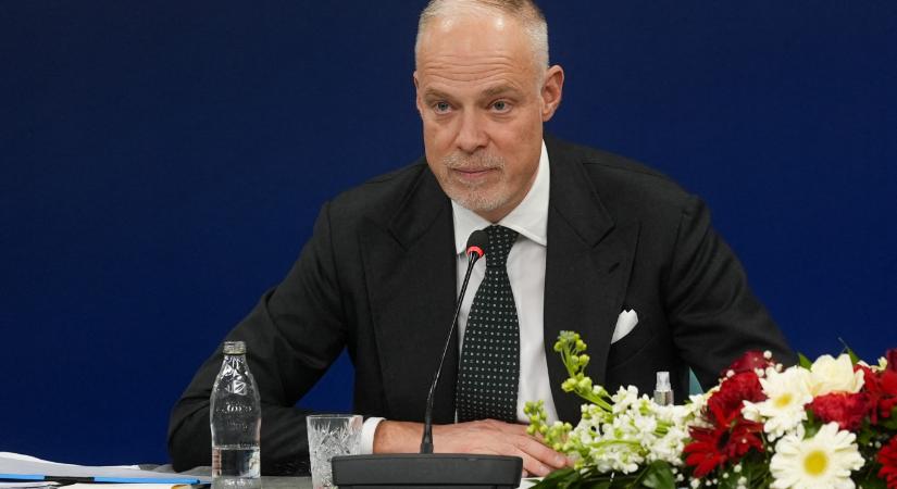 Elismerte a honvédelmi miniszter: véletlenül meglőtte magát az egyik testőre Törökországban