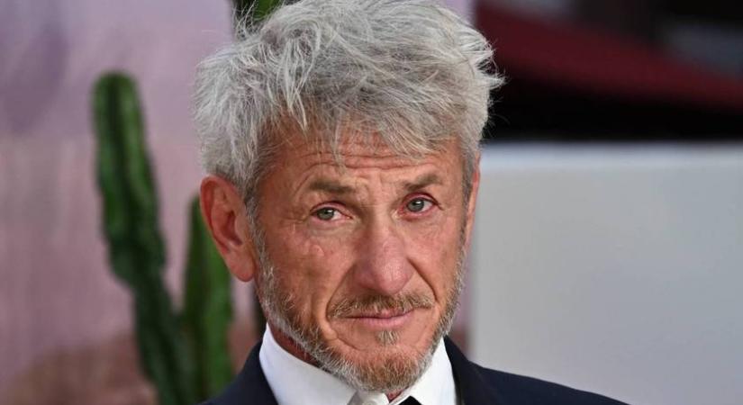 Sean Penn 34 évvel fiatalabb párja bombázó: a modell Valeria köldökig kivágott szettben vonult