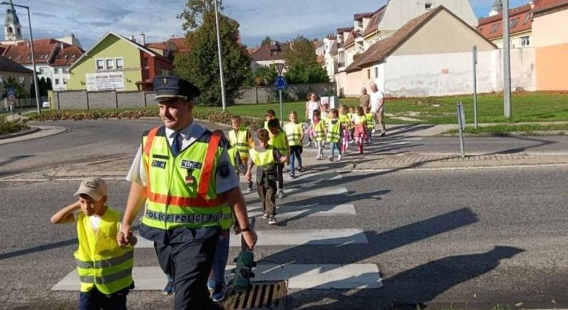 Zebraséta az iskolarendőrrel