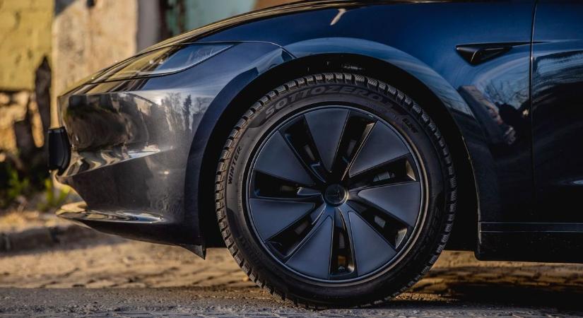Rejtélyes Tesla-sofőr tűnt fel a szegedi buszmegállókban, meglepő kérdést tesz fel a várakozóknak