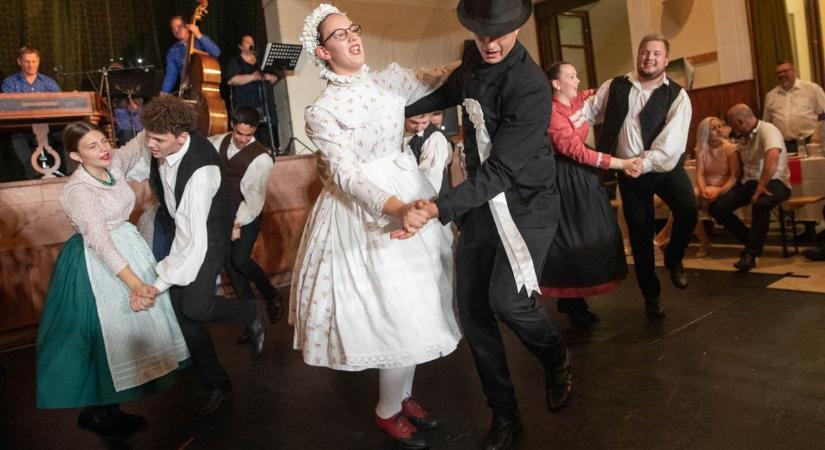 Kétszáz embert lakattak jól a főzőasszonyok, ilyen lakodalmat még nem láttál (galéria)