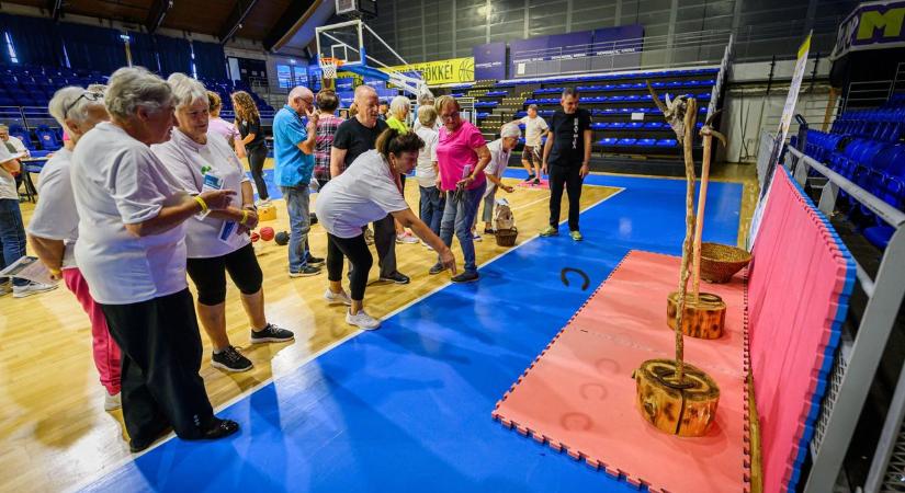 Kosárra dobástól az örömtáncig – különleges sportélmények a Szépkorúak szerdáján - fotók, videó