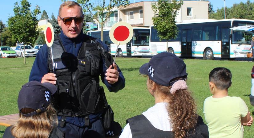 Kerékpáros felvonulás, ingyenes iskolabusz bemutató – tánccal és kaszkadőr mutatványokkal zárják a napot