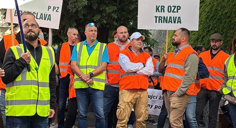 A bérük befagyasztása ellen tüntettek a rendőrök