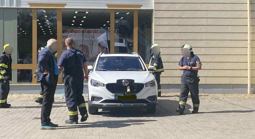 Egy jármű a kirakatban kötött ki Gyöngyösön