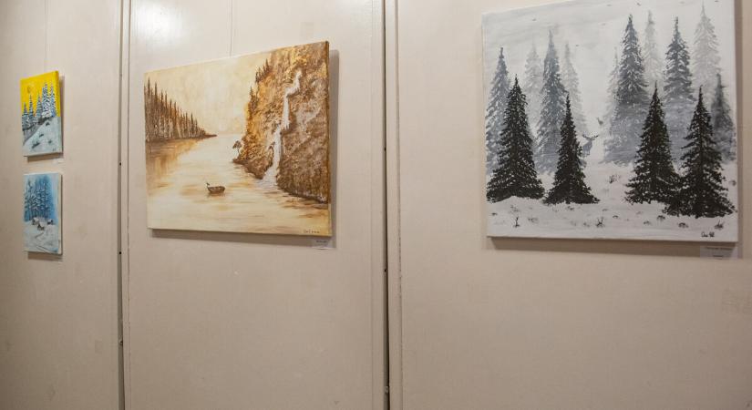 Különleges festmények a Honvéd Kaszinó galériájában