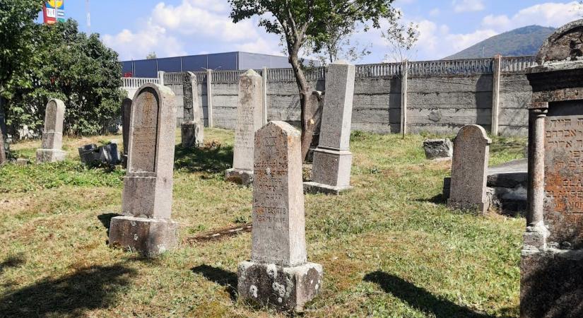 A múlt emlékeinek ápolása – Rendbe tették a csíkszeredai zsidó temetőt