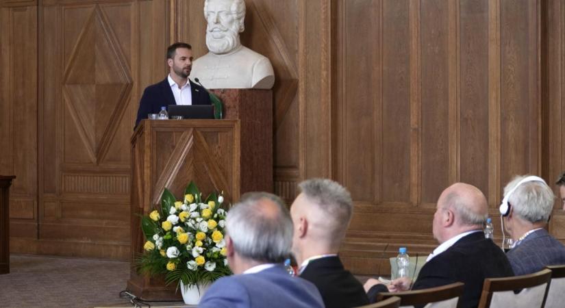 A felkészülésről, az űrállomáson töltött napjairól és paprikáról is beszélt Kapu Tibor a Debreceni Egyetemen