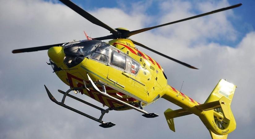 Mentőhelikoptert riasztottak az M5-ösön kisbuszba szorult utasokhoz